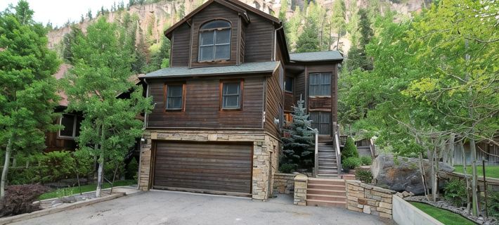 Large Home1blk to Hot Springs Pool, wraparound deck, Cinema Room, parking for 7 우레이 호텔