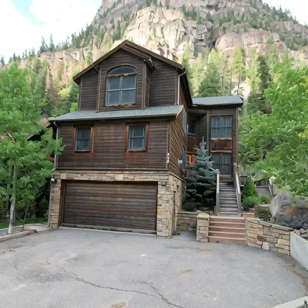 Large Home1blk to Hot Springs Pool, wraparound deck, Cinema Room, parking for 7