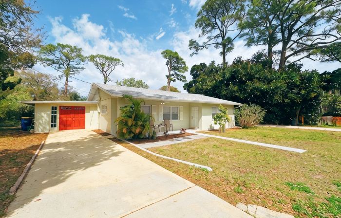 Riverside Retreat - 3 Kayaks, minutes from the beach, shops and great food!