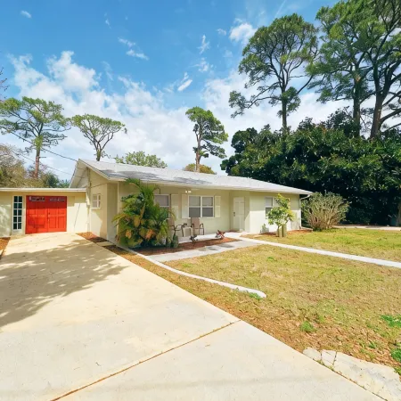Riverside Retreat - 3 Kayaks, minutes from the beach, shops and great food!