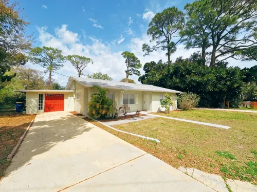 Riverside Retreat - 3 Kayaks, minutes from the beach, shops and great food!
