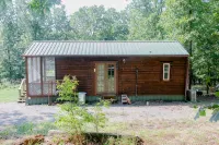 Tiny house in the woods. Pet-Friendly! - 3-Star
