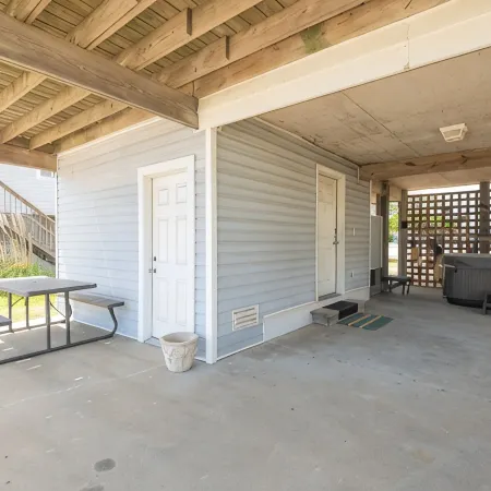 Charming 4-bedroom house. Walking distance to the Beach and Restaurants!