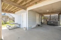 Charming 4-bedroom house.  Walking distance to the Beach and Restaurants! - バルコニー