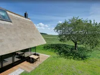 Thatched roof meets modernity, lake view; sauna, garden and much more... Hotel di Putbus