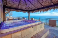 Luxury 4Bd Penthouse, Ocean VIEWS, 2 king suites, pvt jacuzzi, beachfront resort