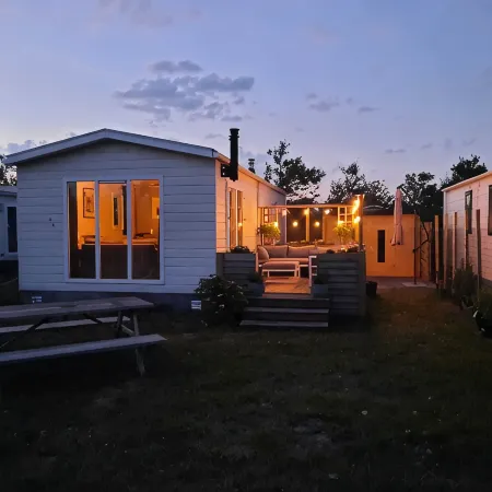 Beautiful and comfortably furnished chalet 400 meters from the beach of Petten. Hotels in Petten