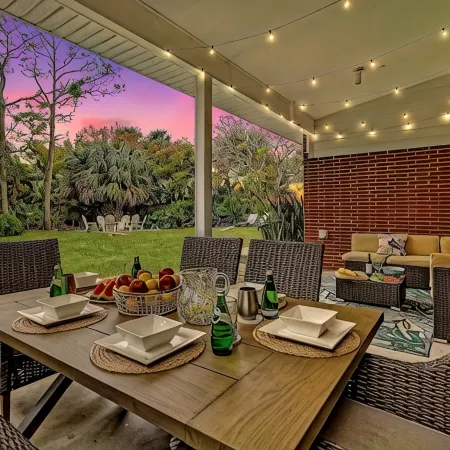 BIG Backyard w/Terrace-Dining-Games-Firepit // 6min2Beach