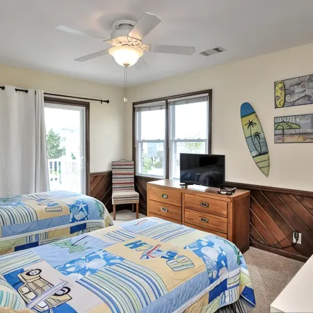 2nd Row House - 2 min walk to beach, oversized screened porch and ready for fun