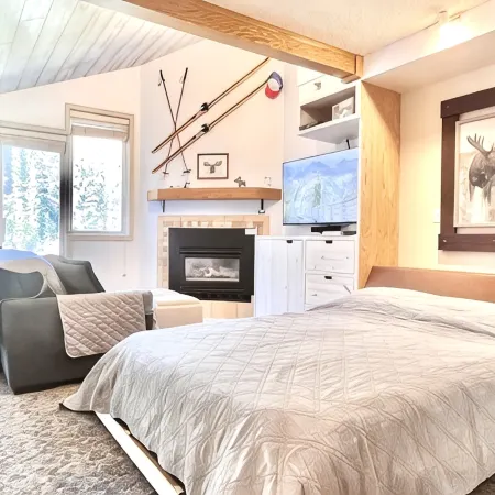 Top Floor Unit on the Corridor! AC Unit - 5 Min. Walk to WP Base! Pool-Hot Tub!