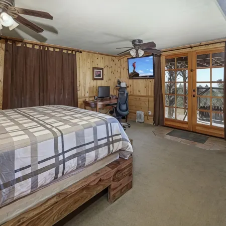 Hilltop Log Cabin on 4.5 Acres. Panoramic Views, Clean and Pet Friendly