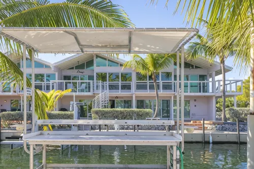Overlooking the Lagoon and Pool Includes Use of Golf Cart & 2 Kayaks