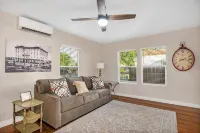 Cozy Downtown Cottage - Homestays