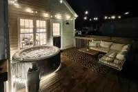 3BD Retreat + Hot Tub & BBQ + Near NCSU & Downtown - バルコニー