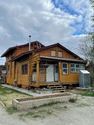 Log cabin with large deck and 6 person hot tub のホテル