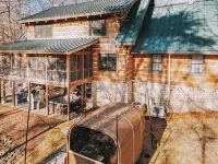 Modern luxury 4 Bedroom cabin with game room, hot tub, sauna and home theater - Chalets