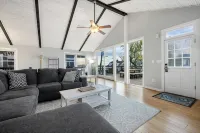Edgewater Retreat - 3Bed/2Bath Condo w/ Deck Overlooking the Bay & Parking - 4 ดาว