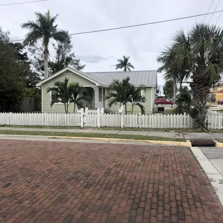 Remodeled historic downtown Punta Gorda, FL charming cottage