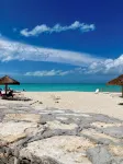 Relax in a beautifully renovated beach villa on a legendary beach!