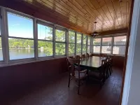 Lake Front home, dock w/2 kayaks, firepit, grill, pedal boat. Lv2 EV charger -  Privatzimmer