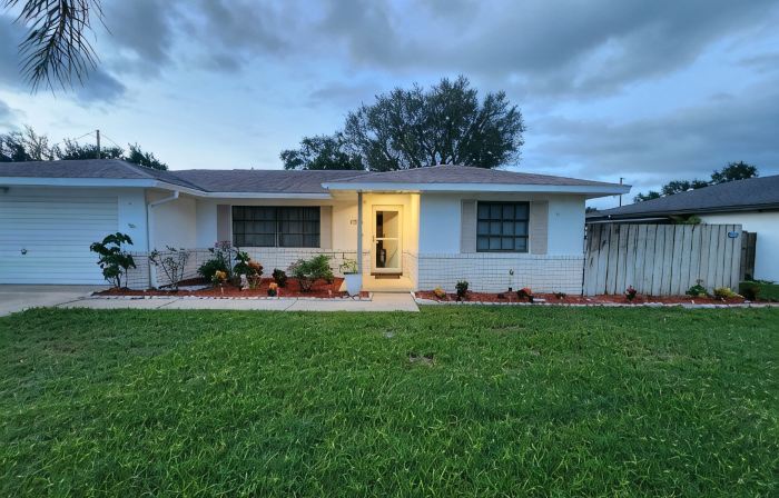 Charming 2-bedroom house with AC, WiFi in lovely Deltona