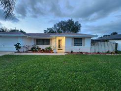 Charming 2-bedroom house with AC, WiFi in lovely Deltona