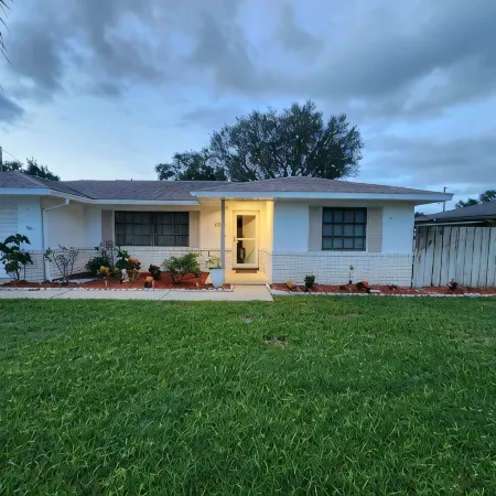 Charming 2-bedroom house with AC, WiFi in lovely Deltona