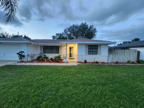 Charming 2-bedroom house with AC, WiFi in lovely Deltona