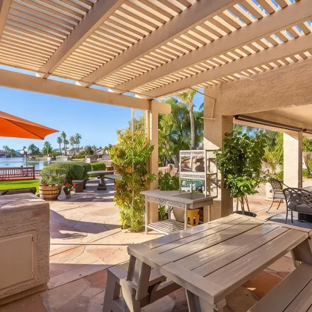 Beautiful sunset Lakehouse with with amazing views and heated pool and jacuzzi !