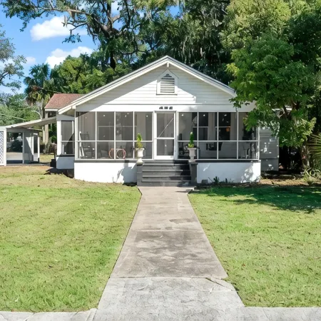 Beautifully restored cottage downtown Historic Brunswick close to golf + beaches