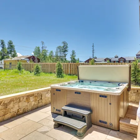 Mtn Modern Home w/ Views, Private Hot Tub + Fantastic Location