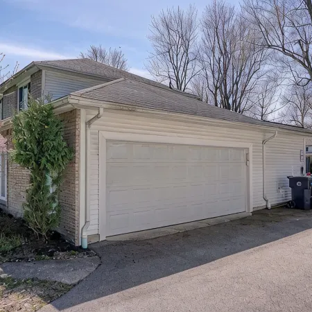 Luxurious, comfortable pool home in Buffalo, minutes from Niagara Falls