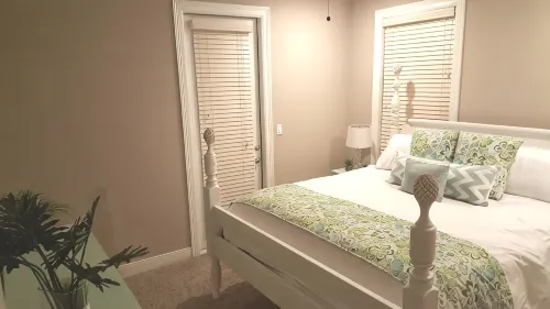 🌟Lakeside Getaway Luxury Waters Condo @HSB Resort Near Yacht Club Pool HotTub🌟 - Homestays