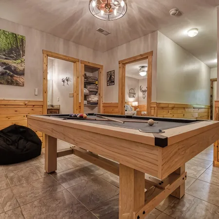 Ladybug Lodge - Hot Tub, Fire Pit, Pool Table