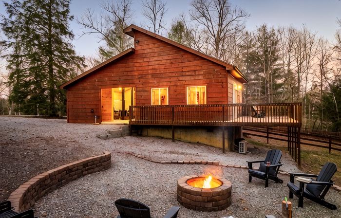 Romantic Cabarn w/ HotTub Lounge - Located on BSF!