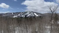 Spacious Townhome with breathtaking views of Mount Snow. 5 min Shuttle to ski - piscina