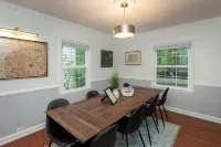 ENTIRE HOME! 5 BEDROOM, 2 BATH, WITH JACUZZI - .2 miles to Iowa State Campus - Homestays