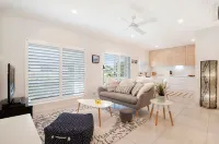 Sunny 2 bedroom 1 bathroom,  north facing balcony free use bikes & kayaks & wifi - 3-Star