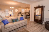 HOME AWAY FROM HOME/ 2 -story modern farmhouse at Lake Gaston  /HOT TUB AUG 1 - 3 stjerner