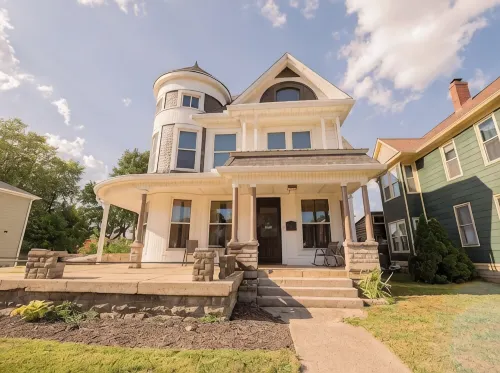 4-bedroom house in historic downtown Xenia w/WiFi, AC. Book your stay now!