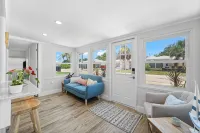 Walk to Beach. Beautifully Renovated 3BR, 2BA Home w/Outdoor Shower & Grille