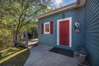Peaceful Creek View Cottage~Walk to Town & at~Pet Friendly~Relax on the Porch - 4 stjerner