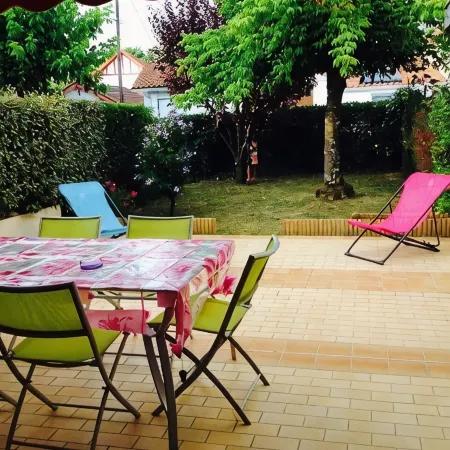 Newly renovated apartment/studio, garden level, quiet location, walking distance to beach and shops
