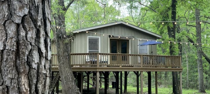 2 BDRM Treehouse Hideaway- Lake Conroe | Boat ramp Hotels in Conroe