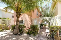Azure Breeze #4, Beachfront, White Sand, Bikes, Kayak, Snorkel Gear, Rum Point!!