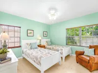 Azure Breeze #4, Beachfront, White Sand, Bikes, Kayak, Snorkel Gear, Rum Point!! Hotels in North Side