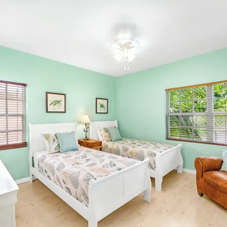 Azure Breeze #4, Beachfront, White Sand, Bikes, Kayak, Snorkel Gear, Rum Point!!