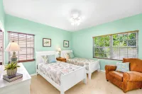 Azure Breeze #4, Beachfront, White Sand, Bikes, Kayak, Snorkel Gear, Rum Point!!