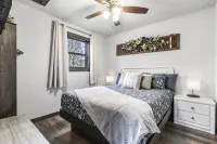 Bluebird Cottage - Hot Tub - Pool - Coffee - Fire Pit - less than 1 mile to SDC! - Hytter