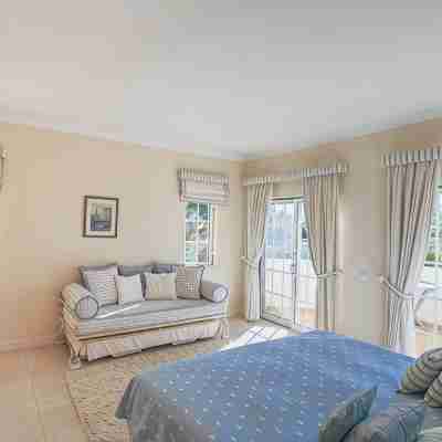 Spacious 4 bedroom villa in quiet location with sea views Rooms